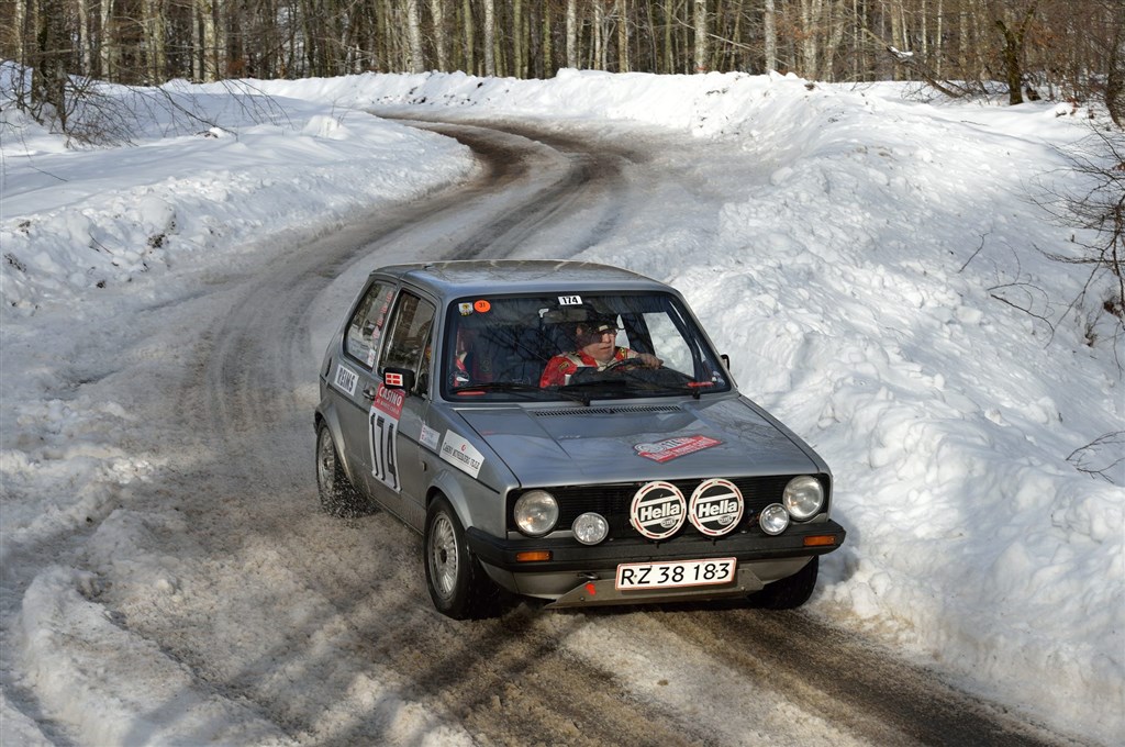 Lars Bækkelund og Arne Pagh glæder sig til endnu mere sne. Det vil gavne deres chancer. Lige nu er deres VW Golf placeret som nummer 29.
(Foto: Michael Eisenberg, Intercom)